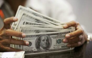 Dólar desaba para R$ 5,69, o menor valor em três meses; Bolsa dispara