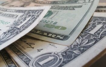 Dólar fecha em queda a R$ 5,76 sem dar bola para tarifas de Trump