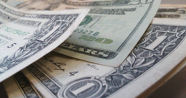 Dólar fecha em queda a R$ 5,76 sem dar bola para tarifas de Trump