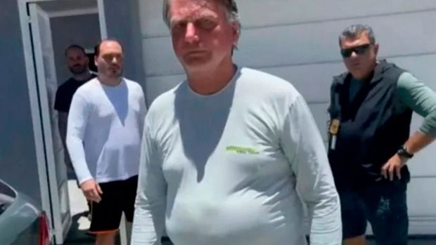 Em reunião secreta, Bolsonaro discute possibilidade de fugir do Brasil