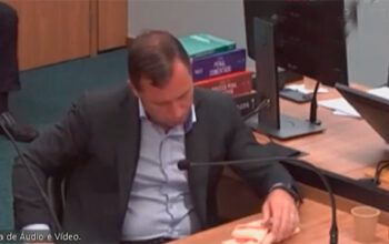 Frente a frente com Moraes, Cid tem mãos trêmulas e lenço para secar suor - VÍDEO