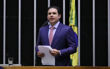 Hugo Motta faz demissão em massa na Câmara  de 465 de servidores comissionados