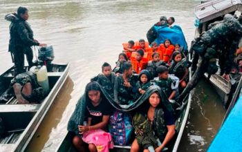 Indígenas do Vale do Javari são resgatados por soldados do Exército após naufrágio de embarcação