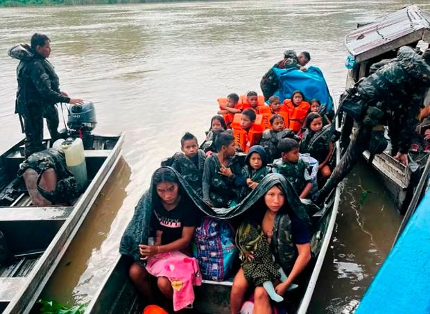 Indígenas do Vale do Javari são resgatados por soldados do Exército após naufrágio de embarcação