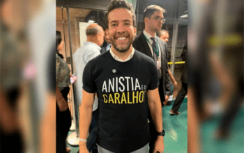 Janones circula com camisa nada discreta na Câmara: “Anistia é o caralho”