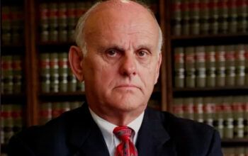 Juiz barra ordem de Trump que acaba com cidadania automática a filhos de imigrantes