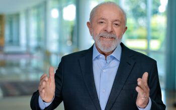 Lula anuncia pagamento de poupança do Pé-de-Meia e fraldas geriátricas no Farmácia Popular