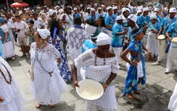 Milhares de pessoas celebram Dia de Iemanjá em cerimônias no Rio