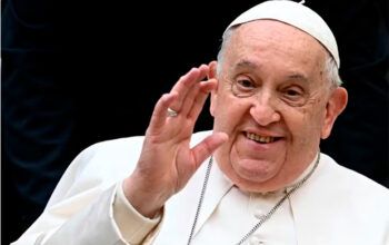 Papa Francisco  é considerado paciente frágil pela idade e seguirá internado, diz médico