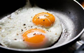 Restaurantes dos EUA aplicam “taxa do ovo” em meio a alta dos preços