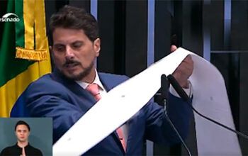 Senador Marcos do Val surta, estica rolo de papel e ataca Alexandre de Moraes