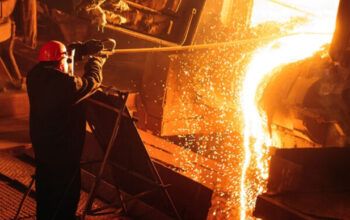 Trump oficializa tarifa de 25% sobre a importação do aço; medida afeta o Brasil