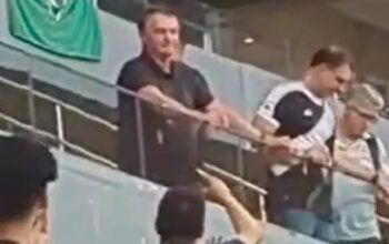 “Vai ser preso”: Bolsonaro e Flávio são vaiados em jogo do Vasco