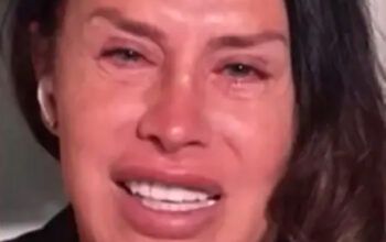VÍDEO: Karla Sofía Gascón chora e diz que não é racista porque tem amigos negros e muçulmanos