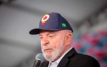 “Alguém está sacaneando as galinhas”, diz Lula sobre preço do ovo