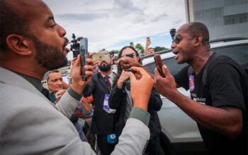 “Covarde, tem que ser preso, Bolsonaro na cadeira”:  protesta homem  em coletiva de Bolsonaro