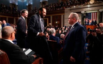 Deputado democrata é retirado do Congresso ao interromper Trump
