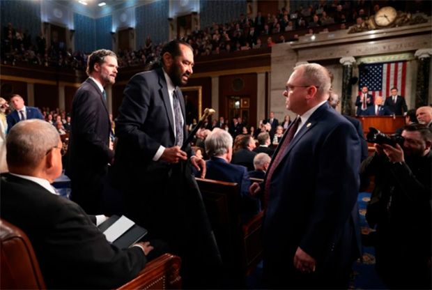 Deputado democrata é retirado do Congresso ao interromper Trump