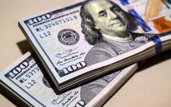 Dólar cai mais de 2,7% e fecha em R$ 5,75 após flexibilização de tarifas