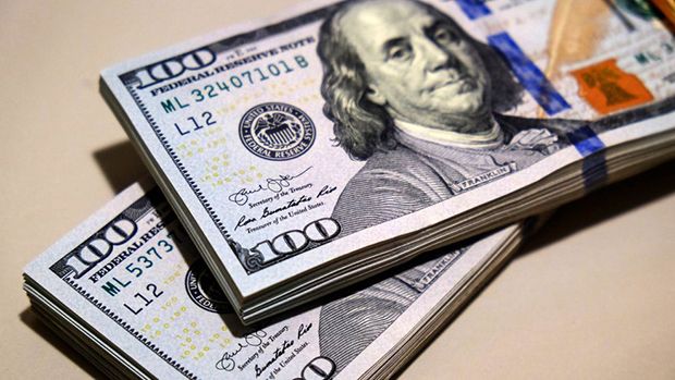 Dólar cai mais de 2,7% e fecha em R$ 5,75 após flexibilização de tarifas