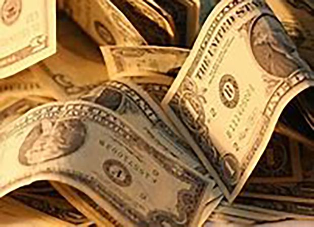 Dólar volta a subir com inflação no Brasil e nos EUA. Ibovespa avança