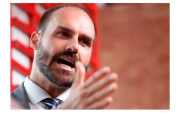 Eduardo Bolsonaro decide ficar nos EUA e tirar licença do mandato parlamentar na Câmara