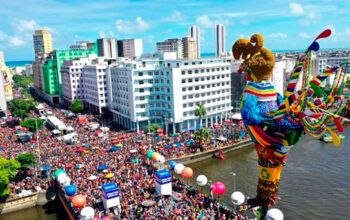 Galo da Madrugada do Recife arrasta multidão e celebra cultura pernambucana