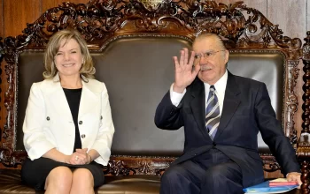 Gleisi celebra 40 anos do fim da ditadura e diz que Sarney “cumpriu papel histórico”