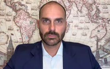 Moraes pede que PGR dê parecer para reter passaporte de Eduardo Bolsonaro