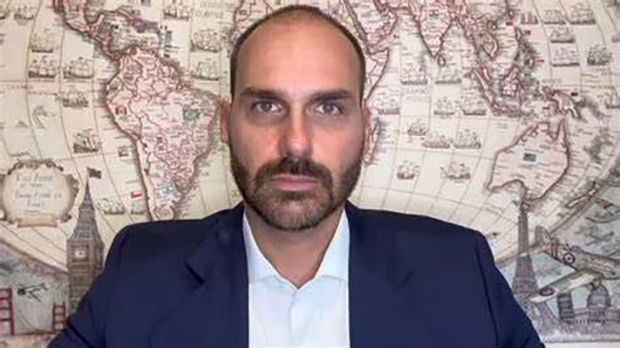 Moraes pede que PGR dê parecer para reter passaporte de Eduardo Bolsonaro