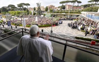 'Obrigado a todos': papa retorna ao Vaticano após cinco semanas hospitalizado