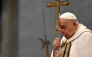 Papa Francisco respira sem máscara e está ‘estável’ após última recaída, diz Vaticano