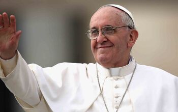 Papa precisa reaprender a falar após terapia com oxigênio