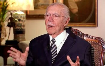 Em evento “Democracia 40 anos: Conquistas, Dívidas e Desafios”, Sarney disse que instituições fortes impediram golpe em 8.1