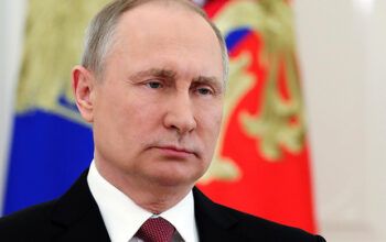 Putin lança submarino nuclear com mísseis que ultrapassam velocidade do som