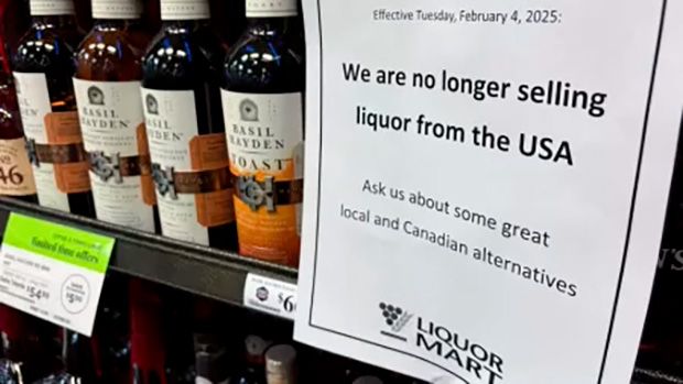 Reação do Canadá às tarifas de Trump faz uísque americano sumir das prateleiras