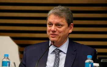 Tarcísio é detonado por bolsonaristas por elogio a urna eletrônica e eleições