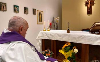 Vaticano divulga primeira foto do papa Francisco desde início da internação