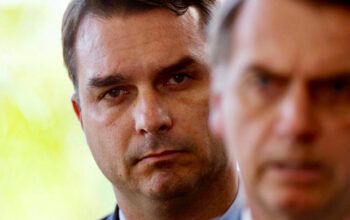 Ausência de Flávio Bolsonaro em cirurgia do pai gera críticas de aliados