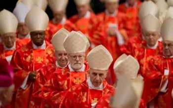 Conclave para eleger novo papa começa em 7 de maio, anuncia Vaticano