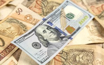 Dólar despenca a R$ 5,63 e Ibovespa fecha estável após tarifas de Trump