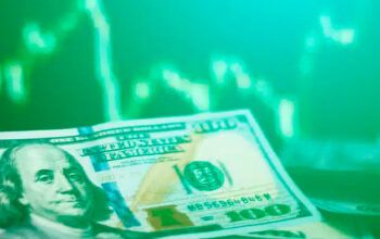 Dólar sobe e fecha a R$ 5,99 após tarifa de 104% dos EUA à China; bolsa cai