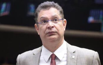 Líder do PL, Sóstenes Cavalcante é intimado por Dino por suspeita de acordo sobre emendas