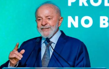 Lula assina antecipação do 13º para aposentados e pensionistas do INSS