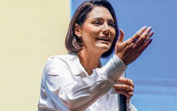 Médico desmente Michelle e diz que Bolsonaro segue na UTI sem previsão de alta