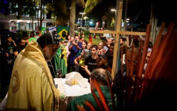 Padre Kelmon celebra missa por Bolsonaro na porta de hospital no DF