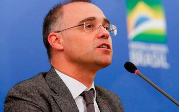 PGR espera decisão de André Mendonça há seis meses para investigar Cláudio Castro