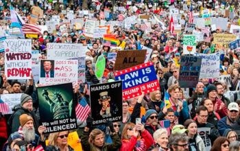 Protestos contra Trump se espalham e reúnem milhares nos EUA: ‘Tire suas mãos!’