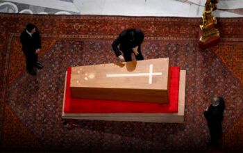 Vaticano divulga fotos da cerimônia privada de fechamento do caixão do papa Francisco