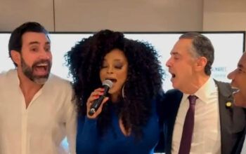 Ministro Barroso canta ‘Garota de Ipanema’ com presidente do iFood na casa dele